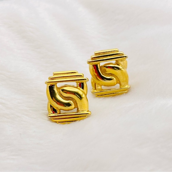 Authentic Givenchy gold tone clip earring - Picture 2 of 9